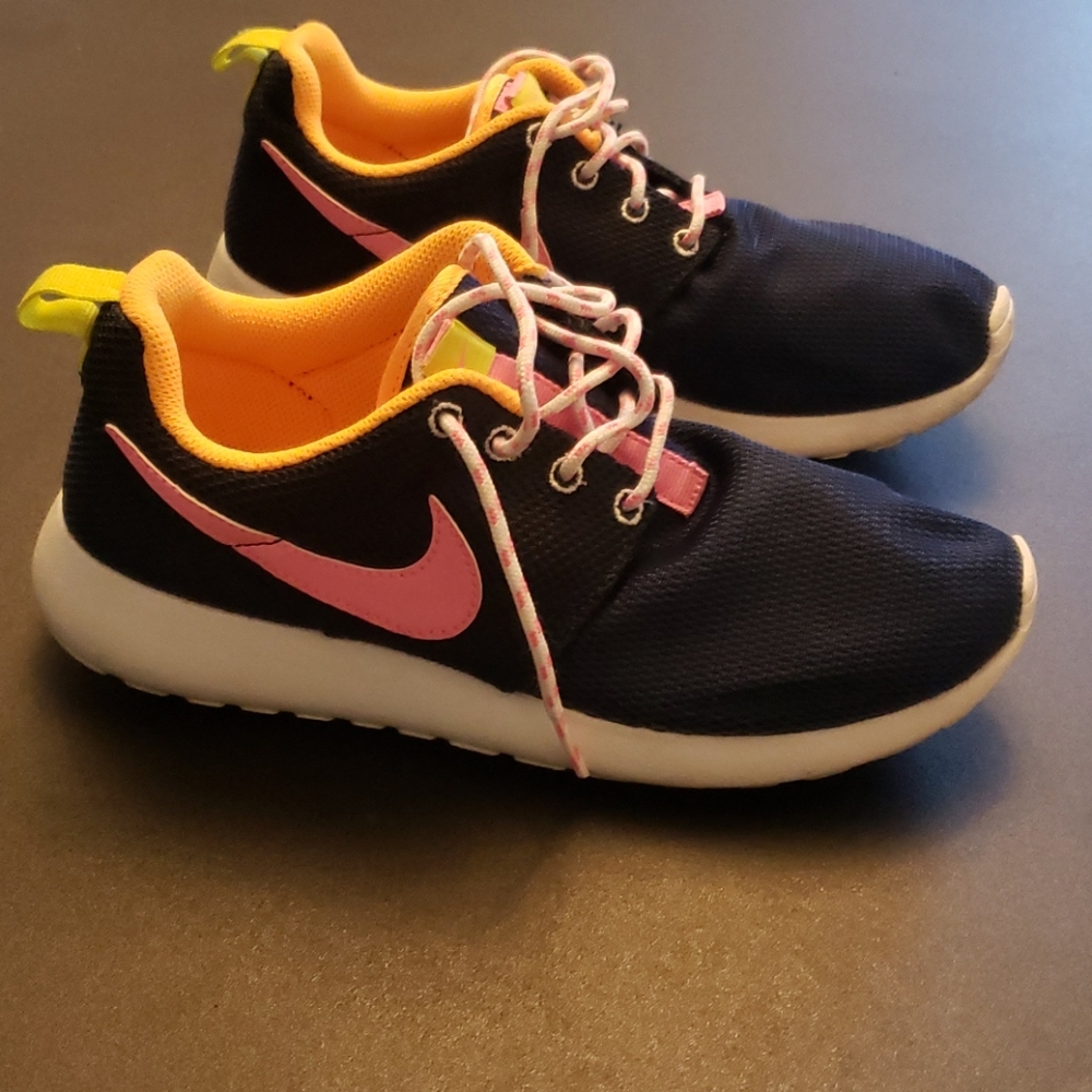 Tennis shoes